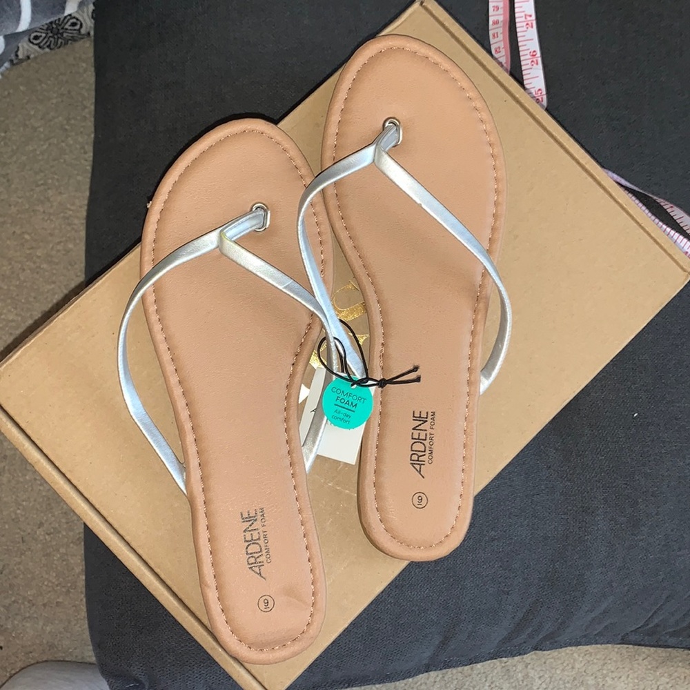 ardene comfort foam silver flip flops 🩶